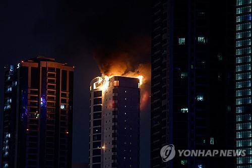 이란 드론 공격에 화재 발생한 바레인 고층건물