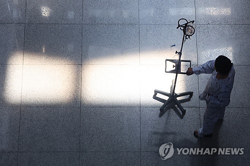 서울의 한 대형병원에서 이동중인 환자