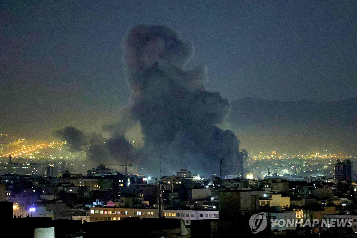 연기 피어오르는 이란 테헤란