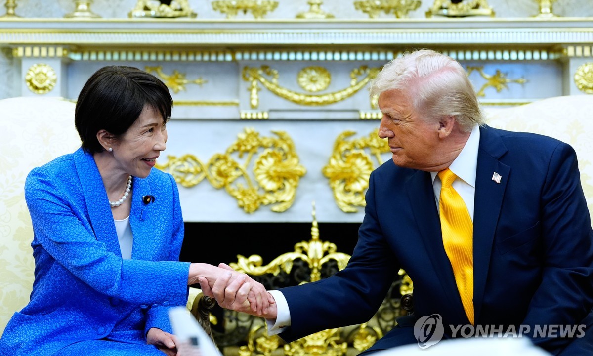 손 맞잡은 미일 정상