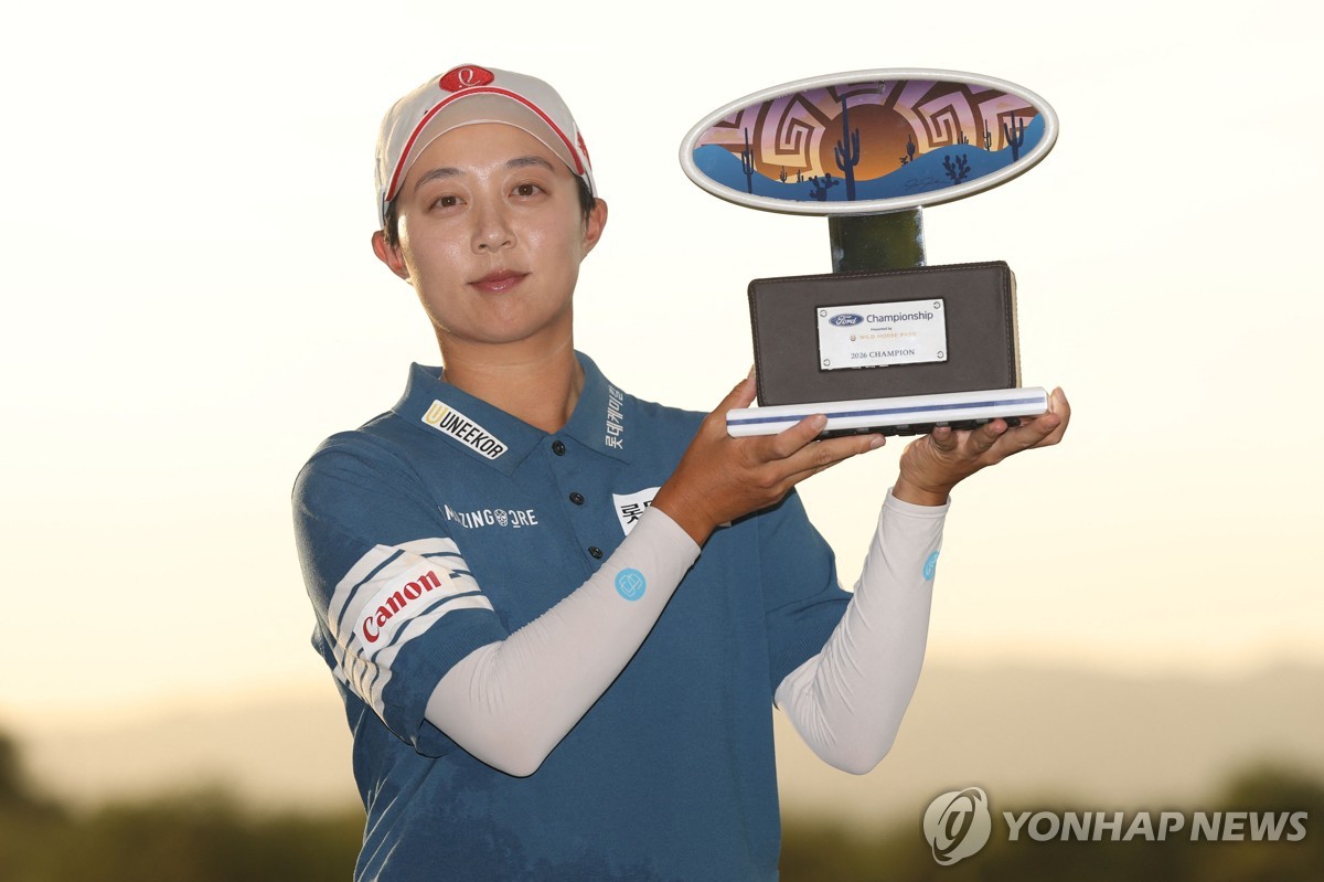 우승 트로피 든 김효주