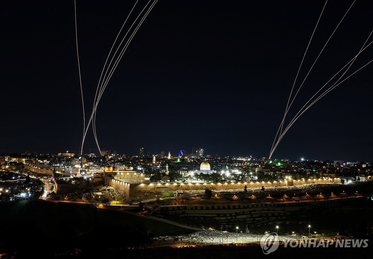 이스라엘이 이란 미사일을 요격하는 모습