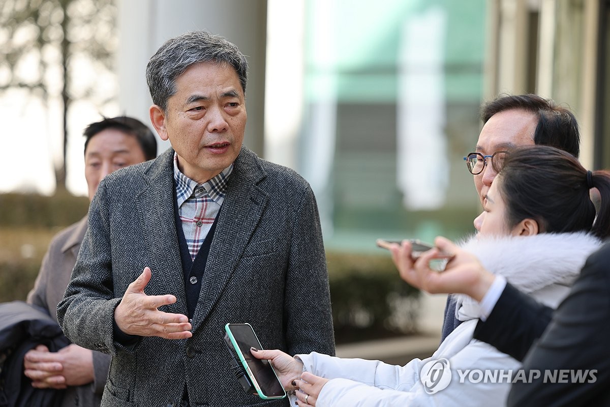 취재진 앞에서 입장 밝히는 곽상도 전 의원