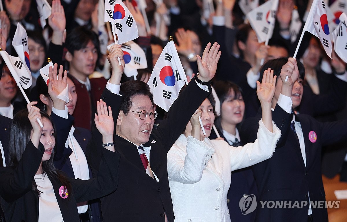 3·1절 기념식, 만세 삼창하는 이재명 대통령 부부