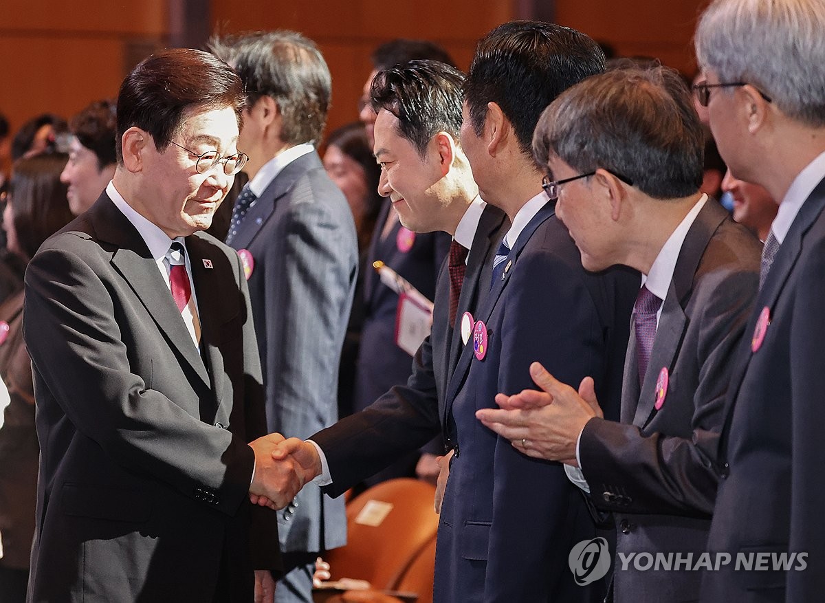 장동혁 대표와 악수하는 이재명 대통령