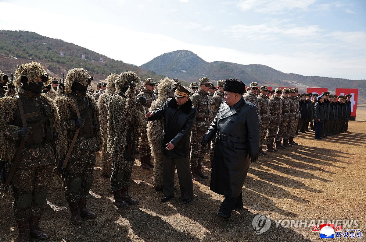 김정은, '저격수의 날' 맞아 사격 경기 관람
