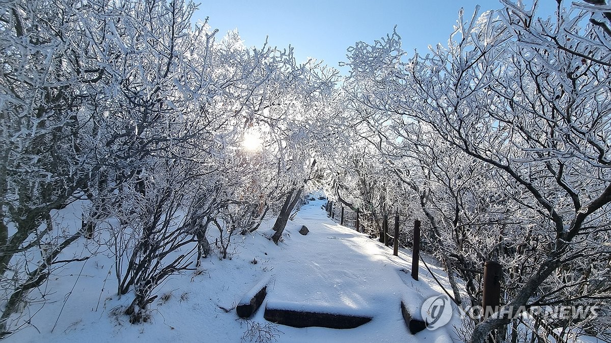 눈 내린 지리산 세석