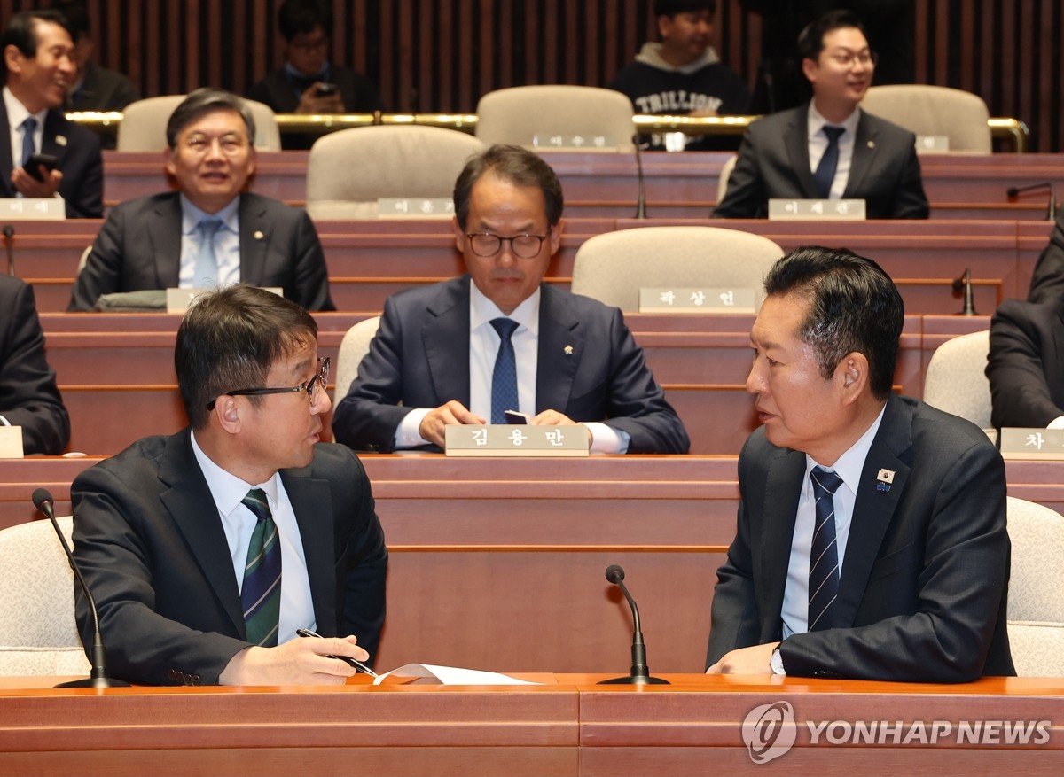 한병도 원내대표와 대화하는 정청래 대표