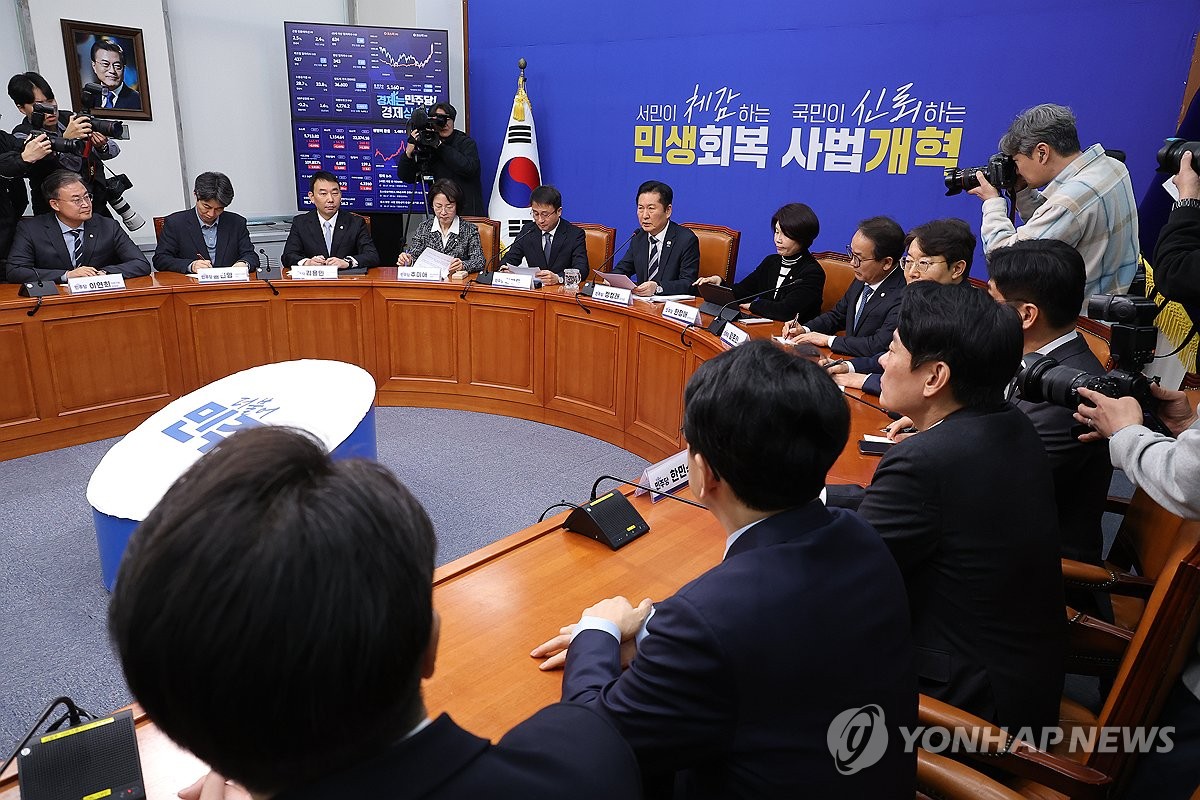 법안 처리 방향 발표하는 정청래 대표