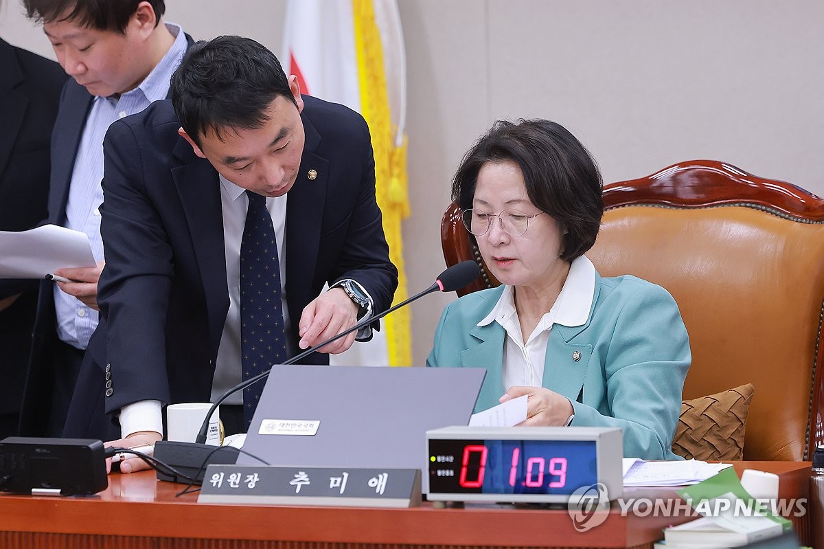 중수청법 처리 전 대화하는 법사위원장과 여당 간사