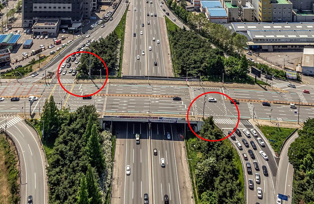 부평IC 전경. 빨간 표시는 역주행 시작 지점 2곳.