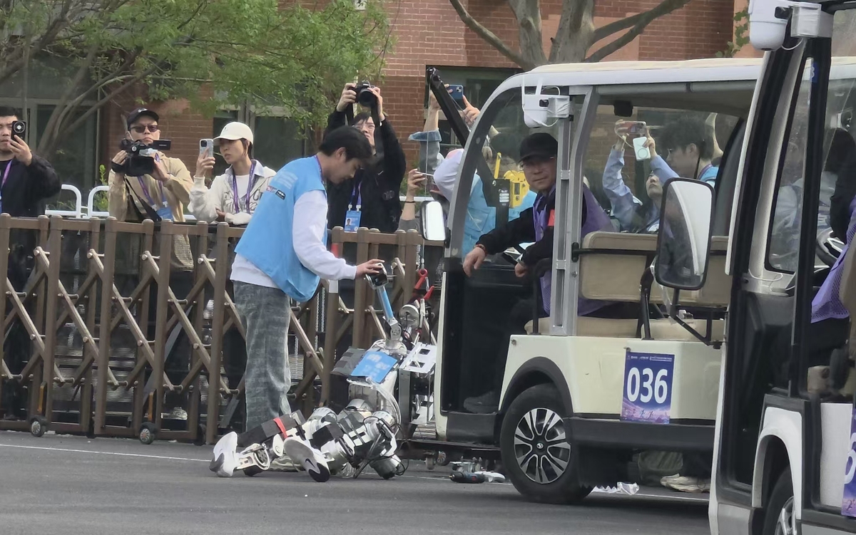 쓰러진 휴머노이드 