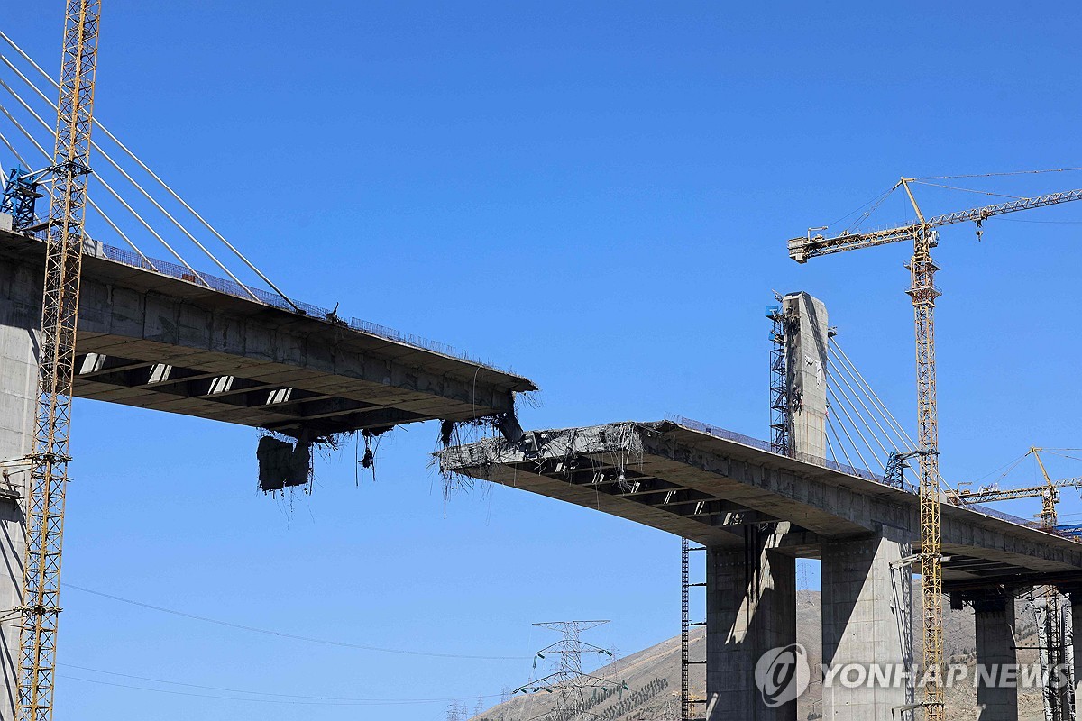 미국의 폭격으로 파괴된 이란 B1 다리