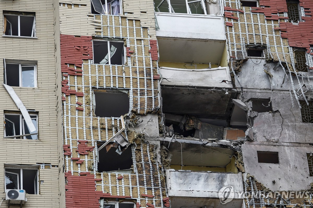 러시아 드론 공격에 부서진 키이우 아파트
