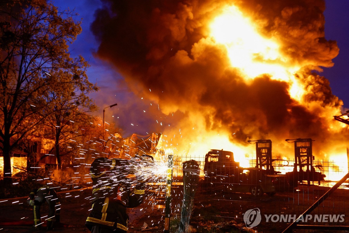 러시아 대규모 공격으로 키이우 도심에 발생한 화재