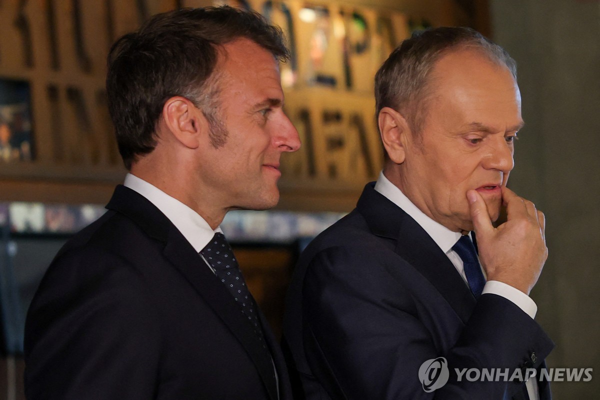 20일(현지시간) 폴란드 그단스크에서 만난 마크롱(왼쪽)과 투스크