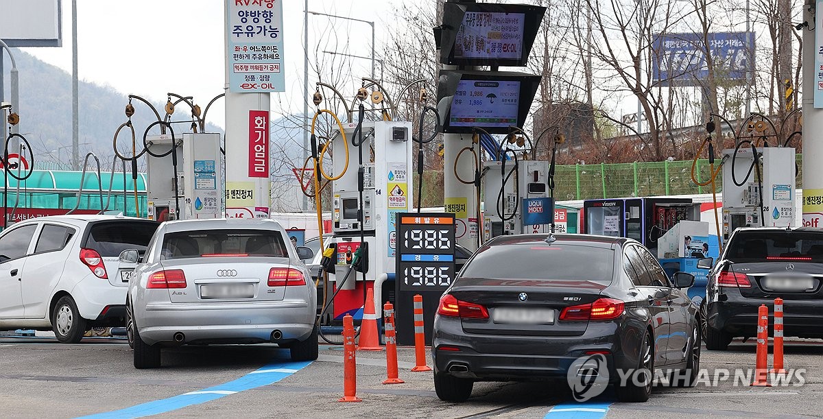 주유 위해 늘어선 차량들