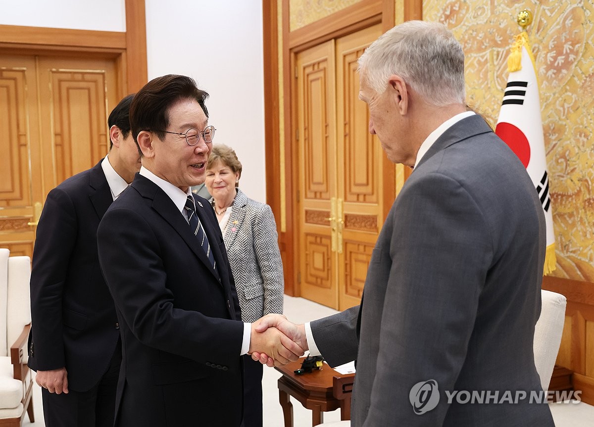 악수하는 이재명 대통령과 톰 틸리스 의원