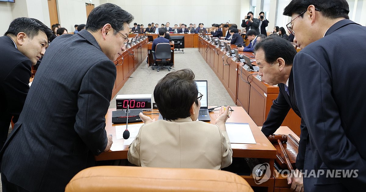 머리 맞댄 재경위원장과 여야 간사