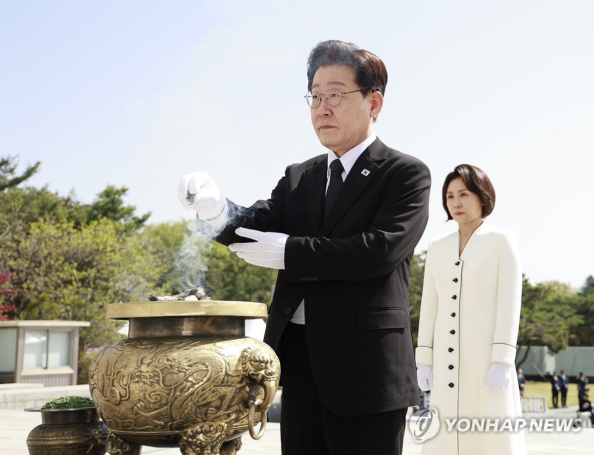 이재명 대통령, 4·19혁명 기념식 분향