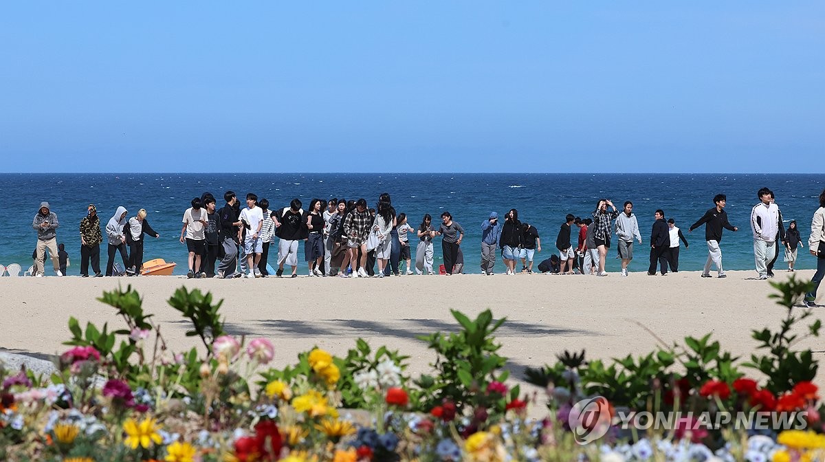 경포해수욕장의 수학여행 학생들