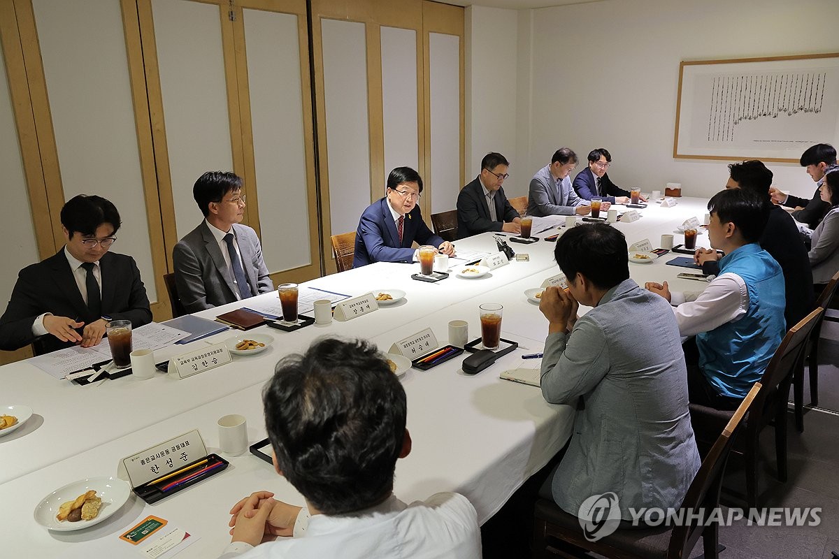 학교 현장체험학습 논의 위해 교원단체 만난 최교진 장관