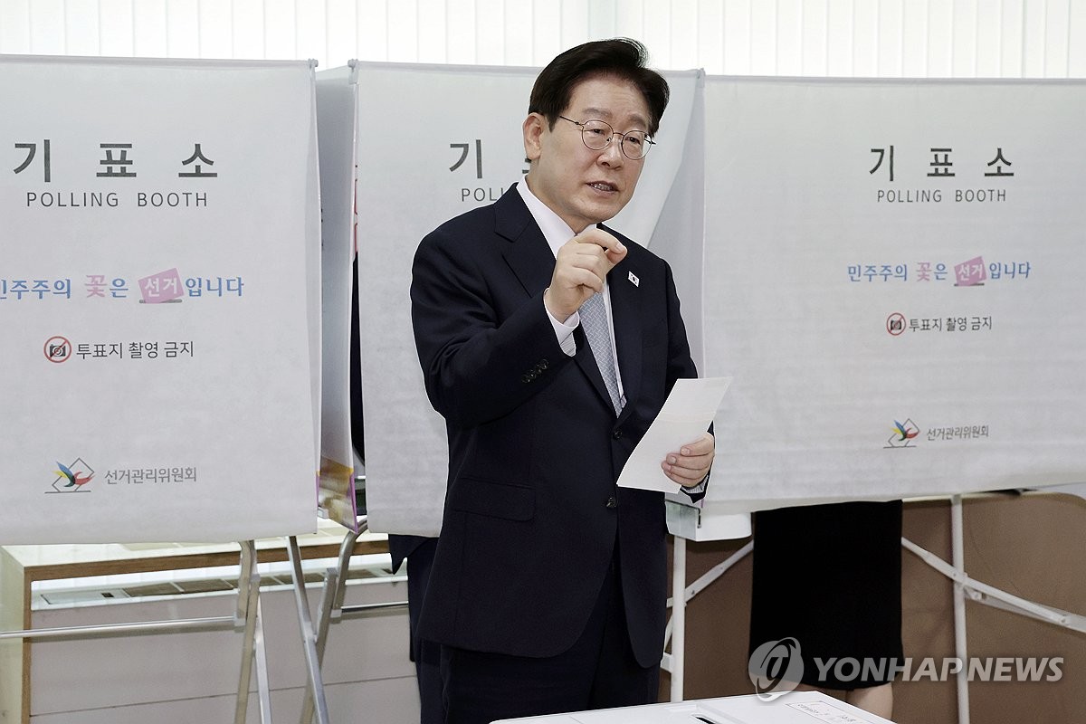 투표 관련 문의하는 이재명 대통령