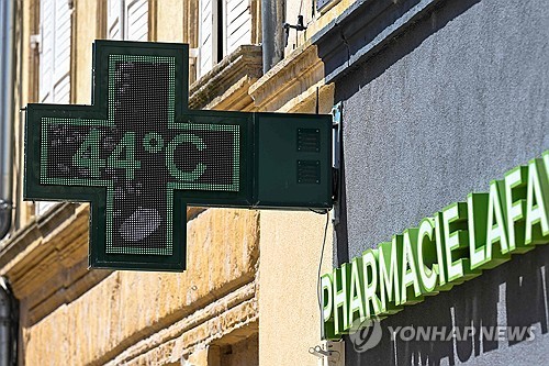 지난 26일 프랑스 북동부 지역의 한 약국 전광판에 섭씨 44도가 찍혀 있다.