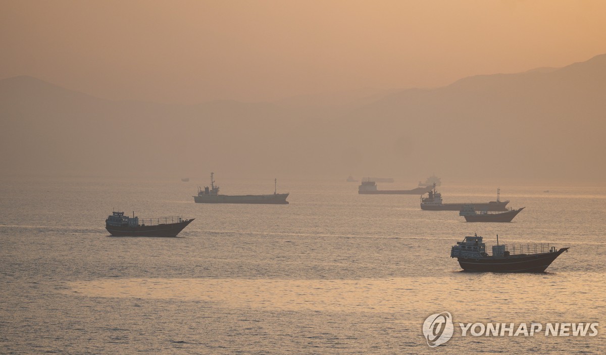 오만에서 바라본 호르무즈해협