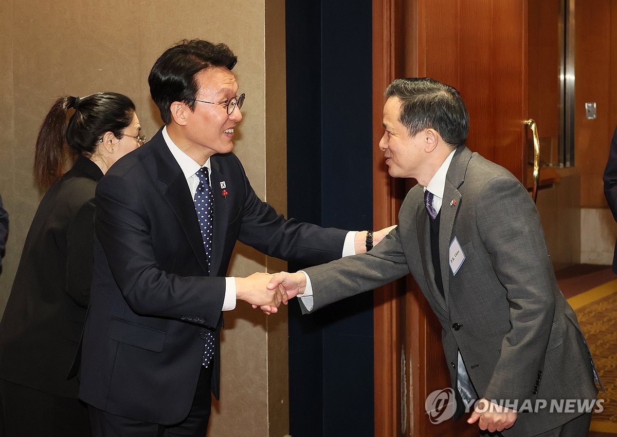 다이빙 주한중국대사와 악수하는 김민석 국무총리