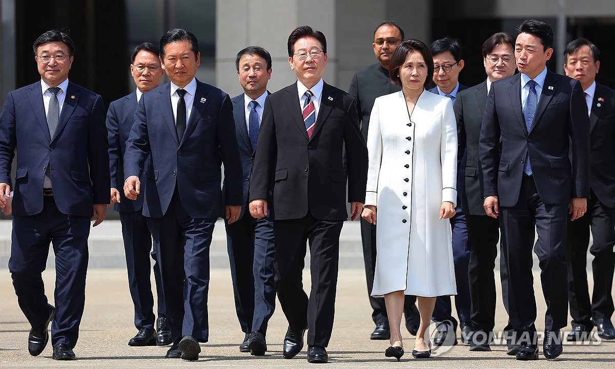 이재명 대통령, 인도·베트남 순방 출국