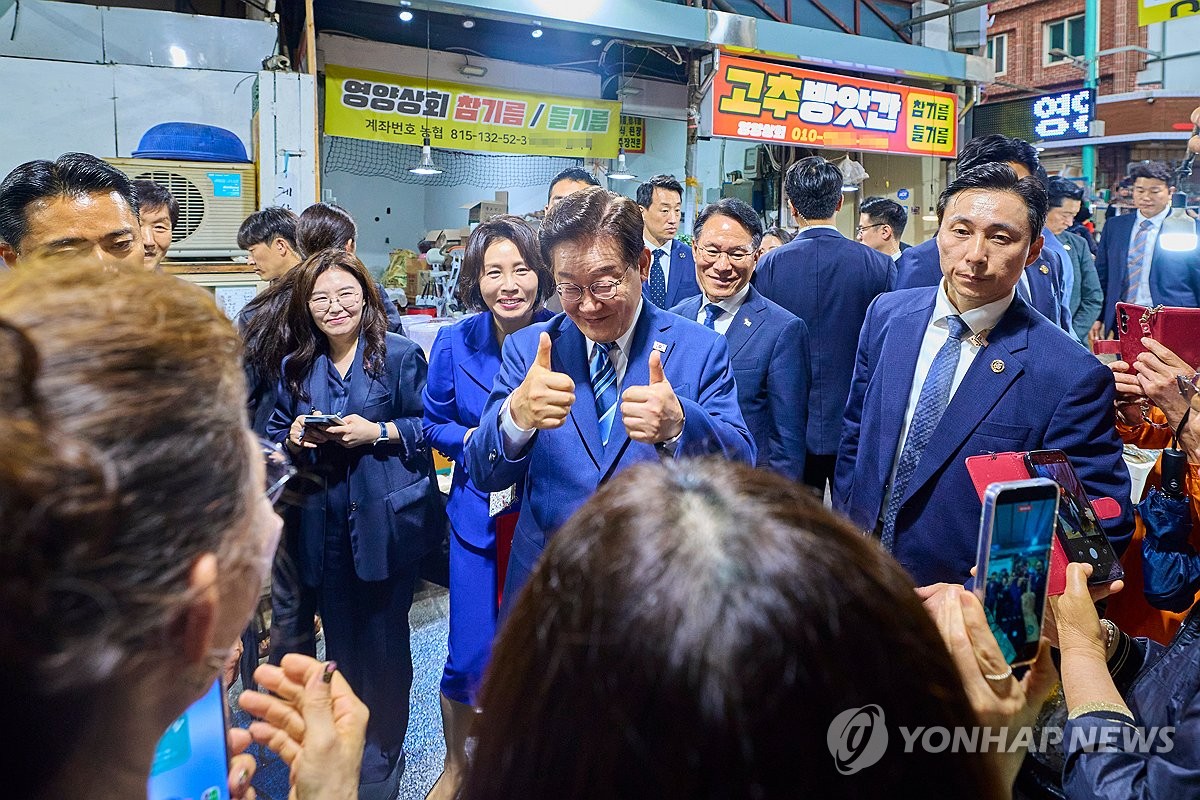 이재명 대통령, 부산 남항시장 방문