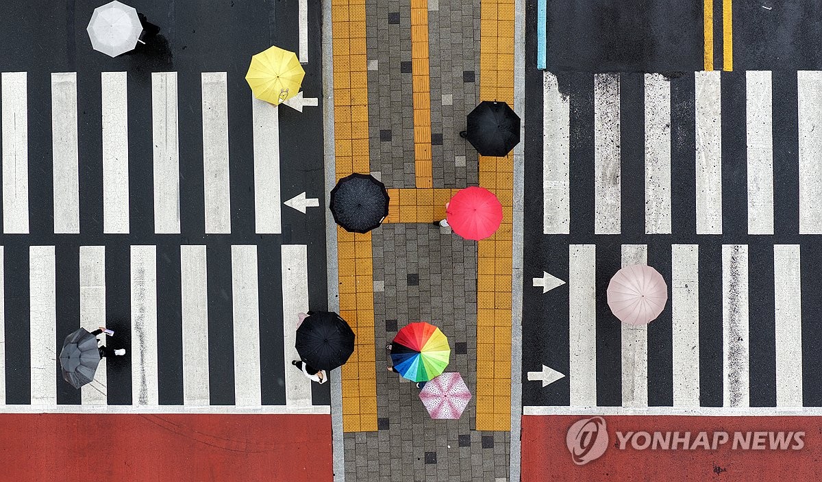 우산 쓴 시민…남부지방 비 뚝뚝