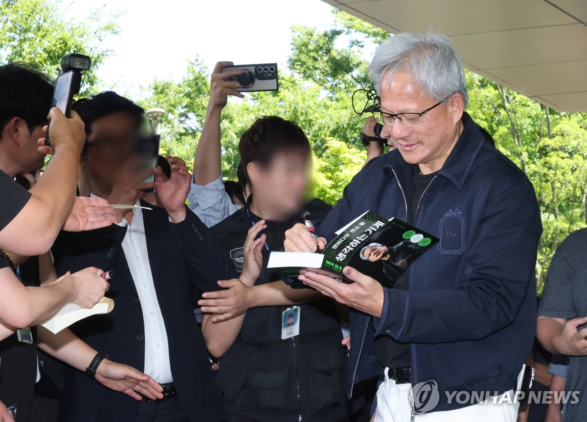 팬들에게 사인해주는 엔비디아 젠슨 황 CEO