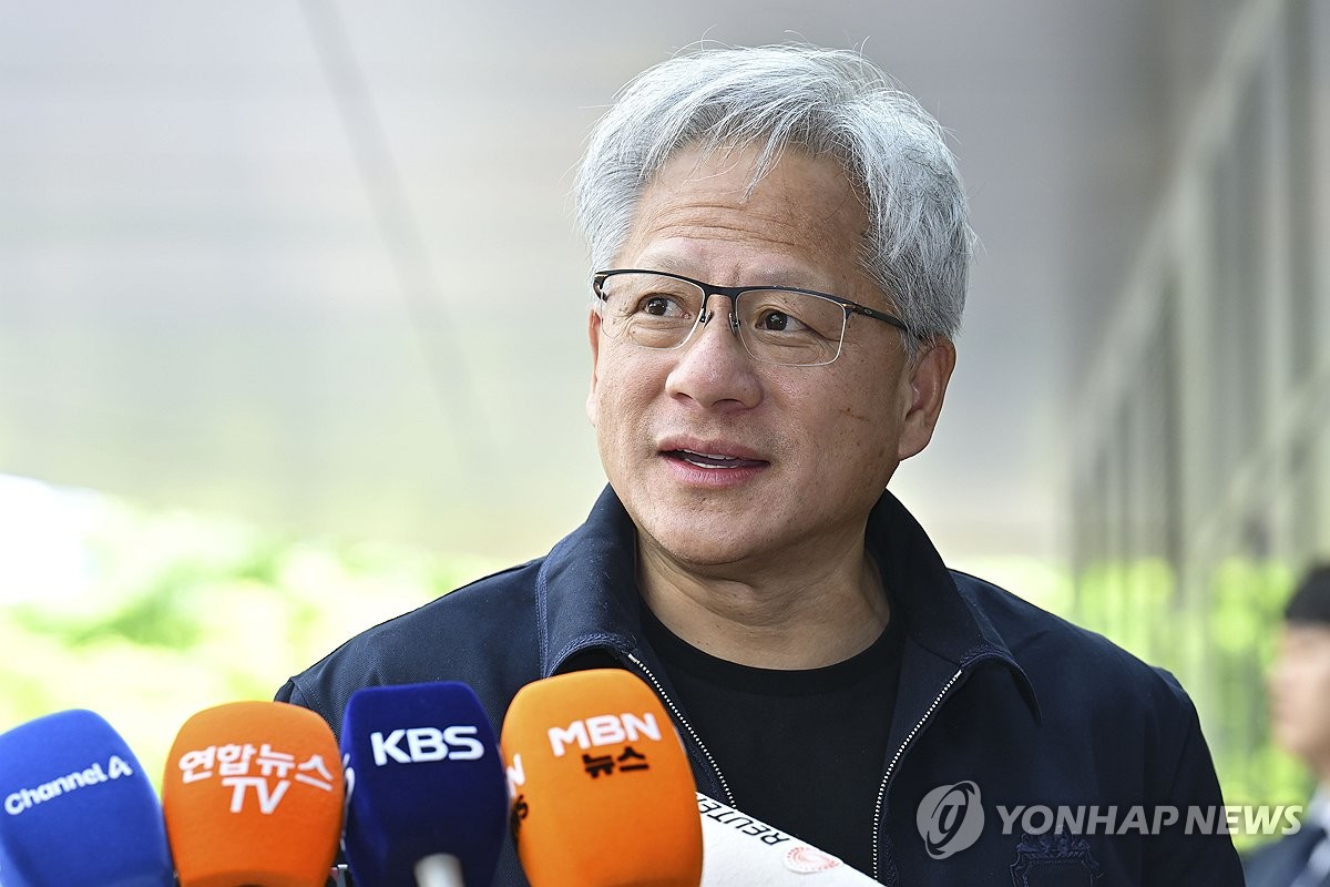 취재진 질문에 답하는 엔비디아 젠슨 황 CEO