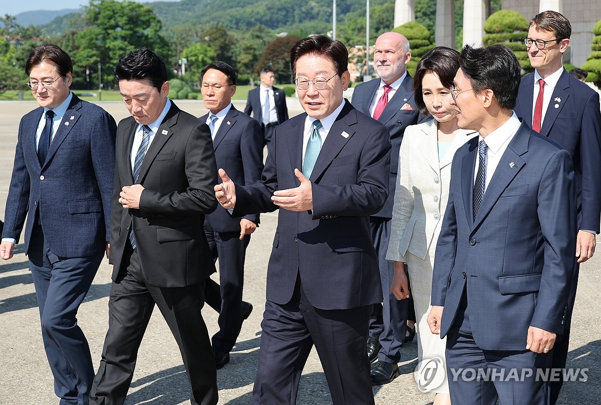 대화하는 이재명 대통령과 김민석 총리
