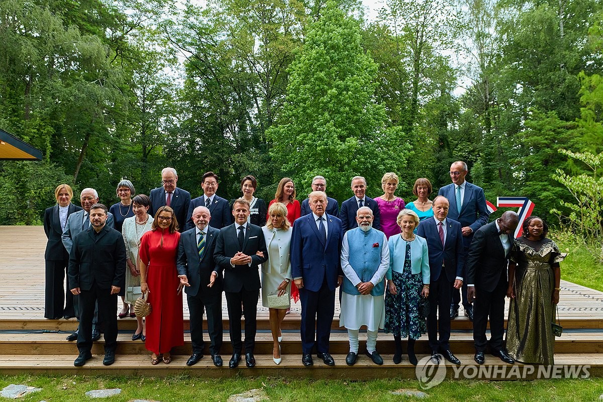 G7 정상 부부들과 기념 촬영하는 이재명 대통령 부부