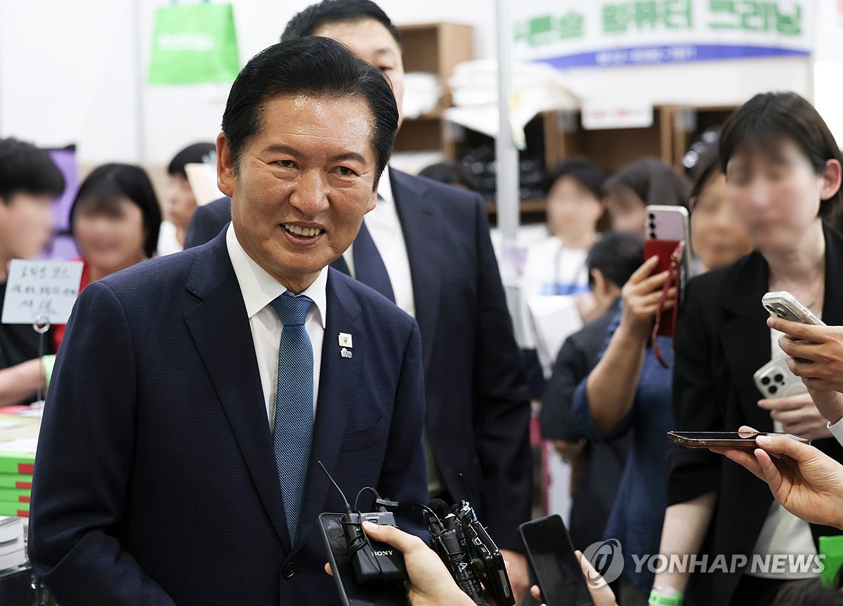 취재진에게 브리핑하는 정청래