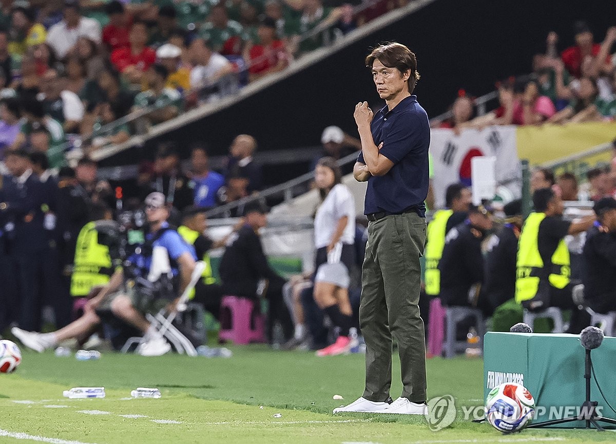 경기 지켜보는 홍명보 감독