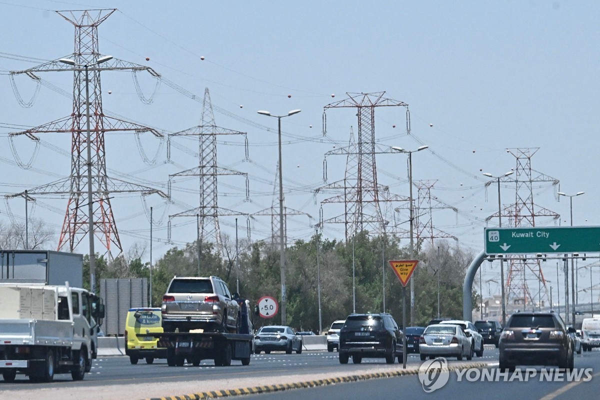 쿠웨이트 시티 외곽 고속도로의 모습