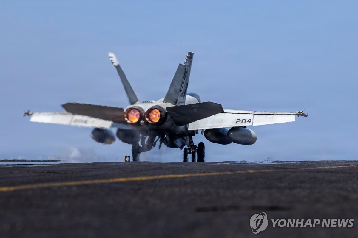 이란 공습작전 위해 미 항모 에이브러햄 링컨호에서 출격하는 F/A-18E 전투기