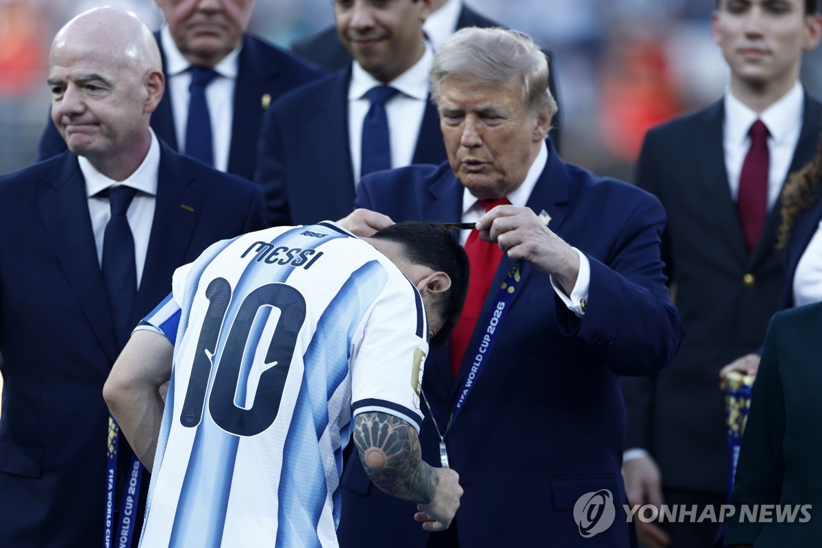 메시에게 준우승 메달 걸어주는 트럼프 