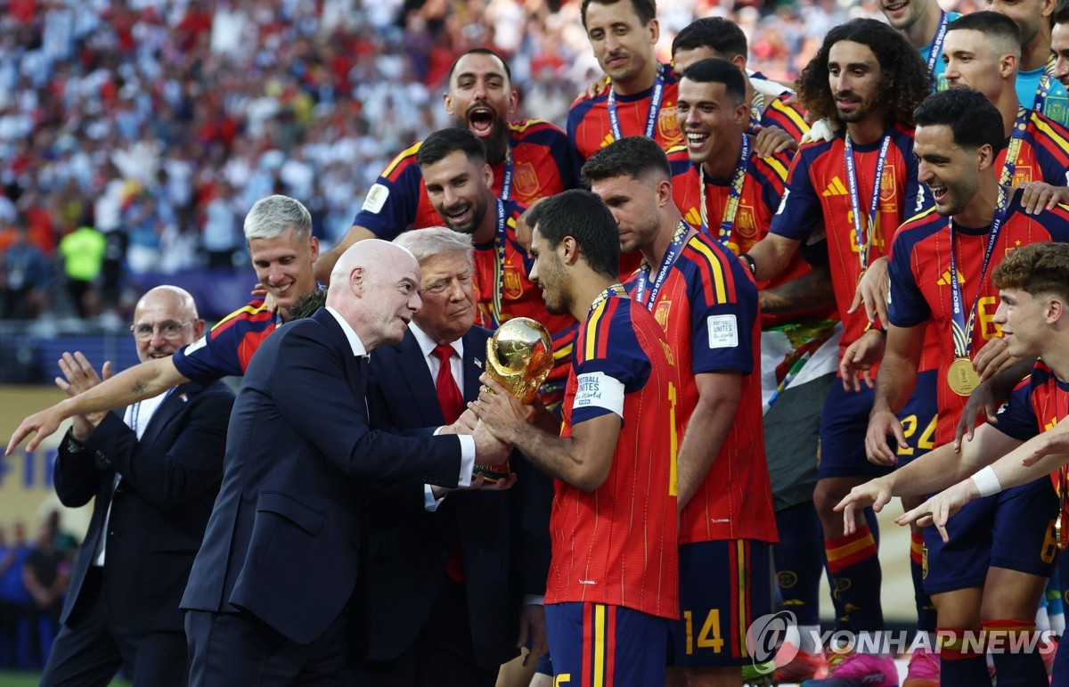 우승컵 전달하는 트럼프 대통령과 인판티노 FIFA 회장 