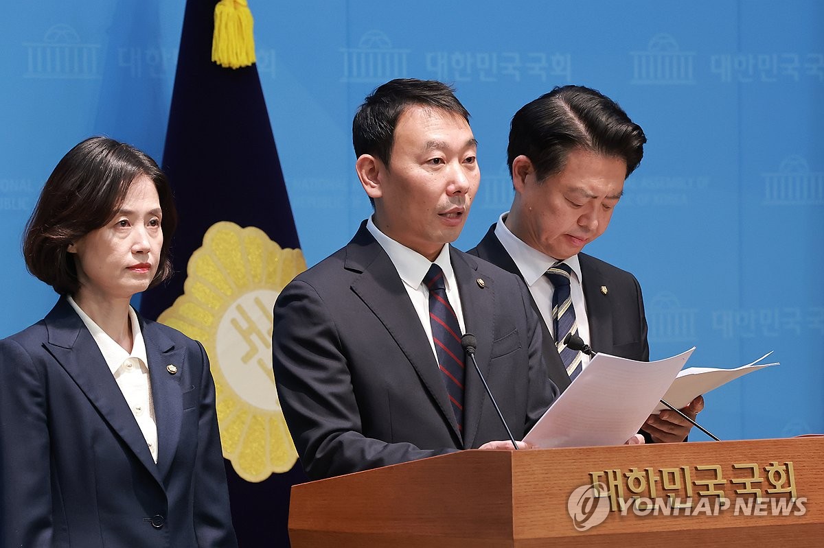 조속한 형사소송법 개정 논의 촉구하는 민주당·조국혁신당 의원들