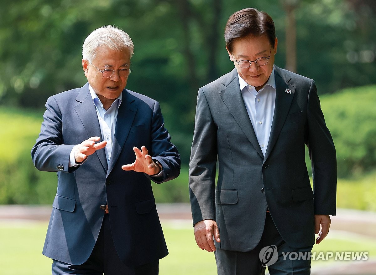이재명 대통령과 문재인 전 대통령