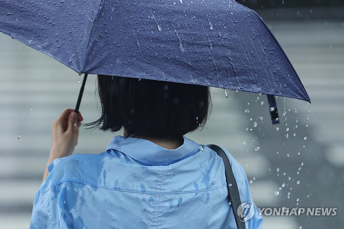 우산 써도 어깨는 흠뻑